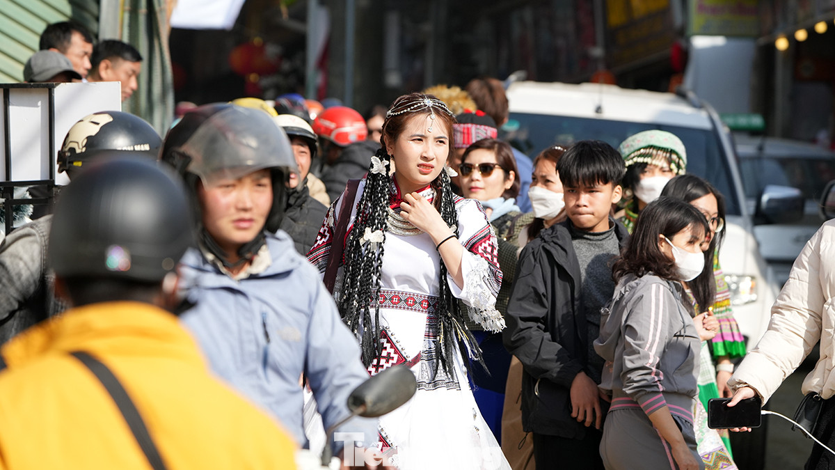 Năm nay thời tiết thuận lợi cho việc du xuân nên lượng khách đổ về Sa Pa quá đông khiến các dịch vụ đưa đón khách tại đây như xe điện, taxi, xe ôm luôn trong tình trạng quá tải. Thậm chí, do ùn tắc đường xuống các bản quanh thị xã Sa Pa đên hàng giờ đồng hồ khiến du khách đành xuống đi bộ, hoặc quay ra về.