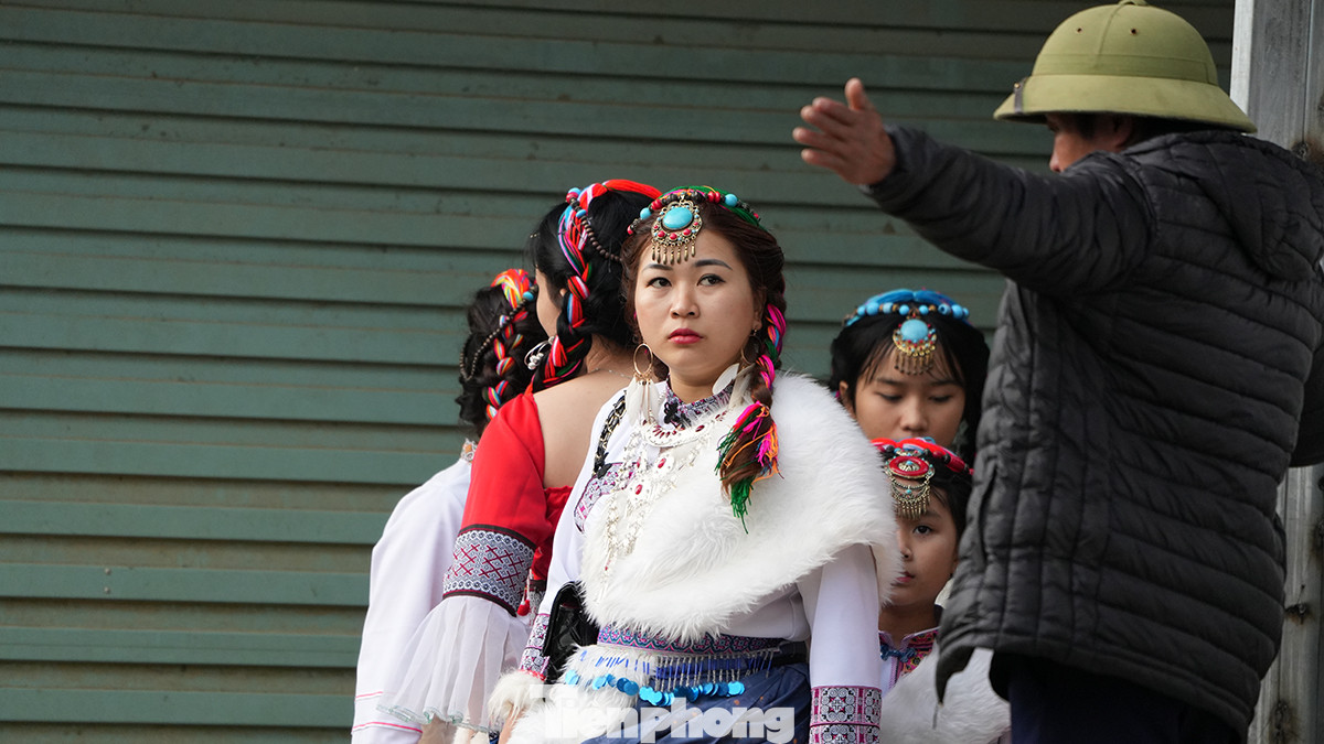 Nhiều du khách mặc những trang phục bị hạn chế vào khu du lịch do không đúng đồ đặc trưng của địa phương và có tính chất du nhập ngoại lai.