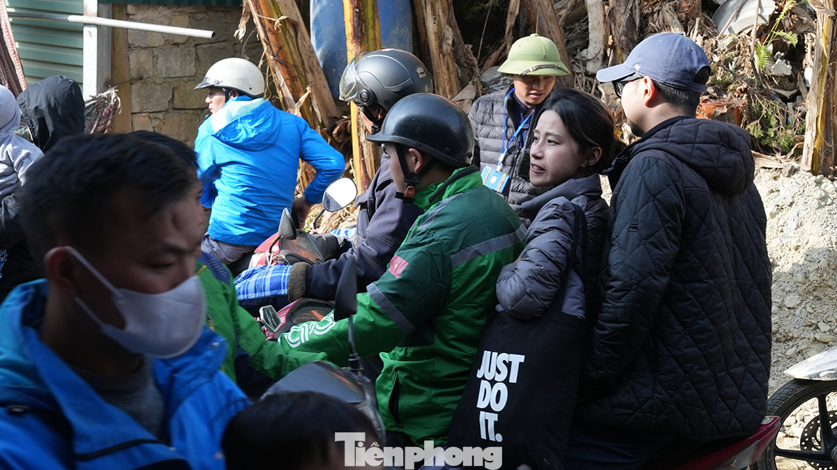 Do ôtô gần như không thể di chuyển nên cánh xe ôm hoạt động hết công suất, họ kẹp 2, kẹp 3 trên những chiếc xe gắn máy.