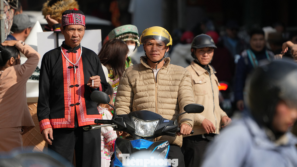 Thậm chí nhiều thời điểm, người đi xe máy cũng phải đứng im một chỗ ngán ngẩm nhìn dòng người đông nghịt trên đường.