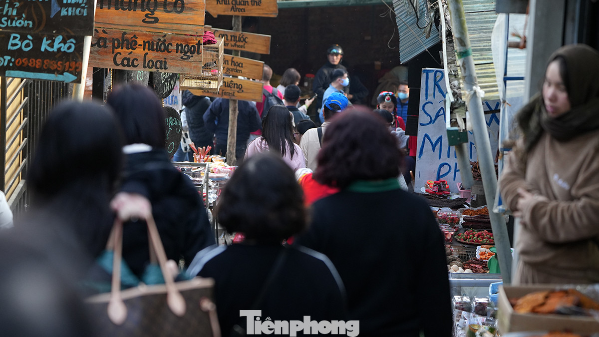 Lối xuống bản Cát Cát, dù là đường dành cho người đi bộ nhưng cũng không còn một không gian trống.