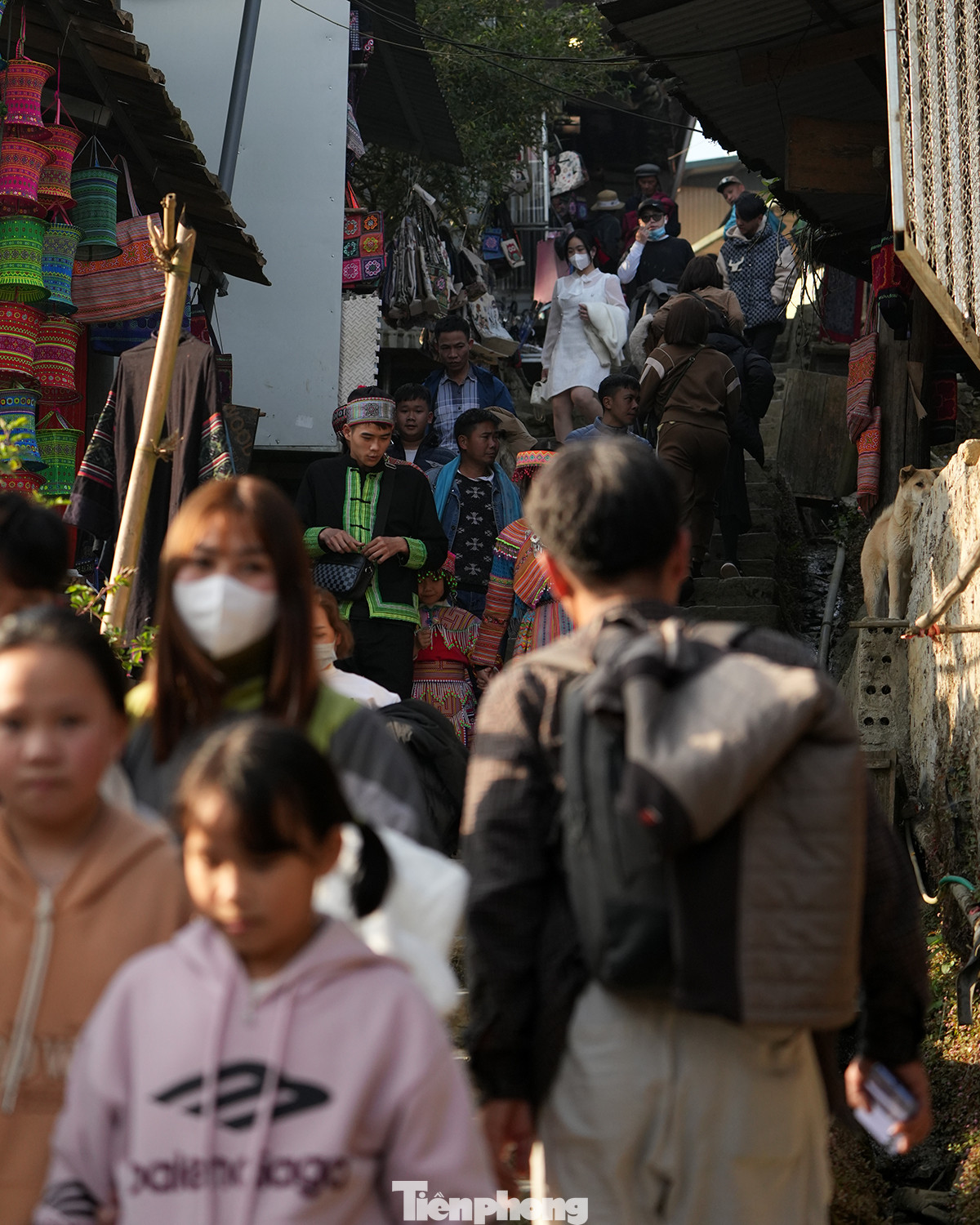 Chen chân đi xuống thăm quan bản Cát Cát những ngày đầu năm mới xuân Giáp Thìn.