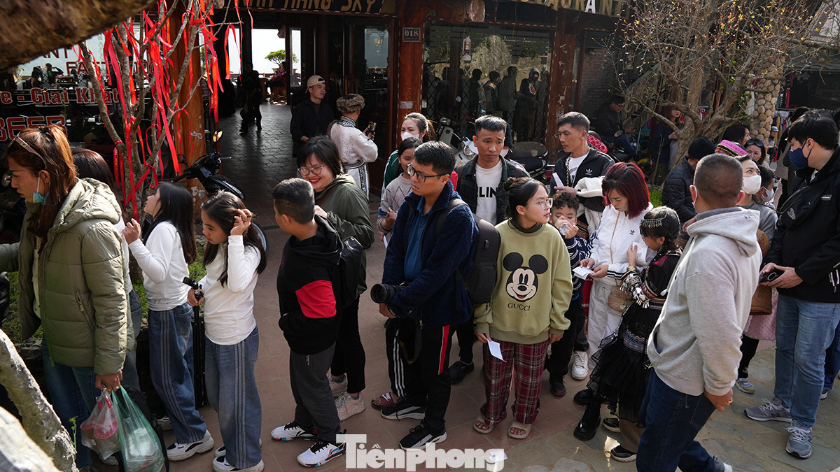 Điểm soát vé vào bản Cát Cát, dòng người cũng đứng chôn chân để chờ được qua cổng.