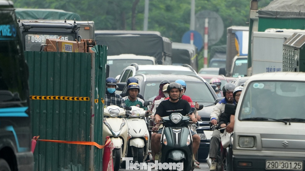 Đoạn gần nút giao với đường Vành đai 3 trên cao, một số 'lô cốt' mới được dựng lên để phục vụ dự án xử lý nước thải cũng khiến giao thông bị ảnh hưởng.