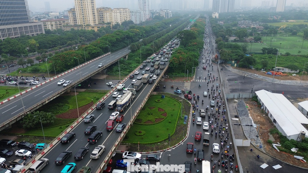 Cho dù CSGT Hà Nội thời gian qua đã yêu cầu chủ đầu tư dự án đường Lê Quang Đạo kéo dài là UBND quận Nam Từ Liêm phải bố trí hàng rào mềm, thu hẹp vào giờ cao điểm để tránh ùn tắc giao thông.