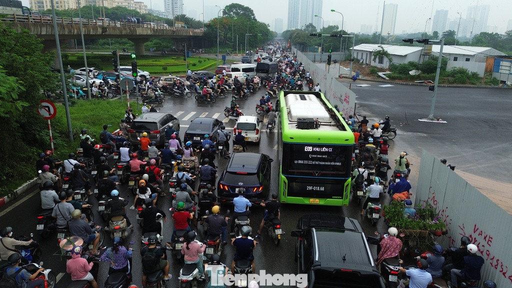 Hàng rào chắn công trường đúng điểm giao cắt giữa đường gom đại lộ Thăng Long và đường Lê Quang Đạo khiến thường xuyên xảy ra tình trạng xung đột giao thông.