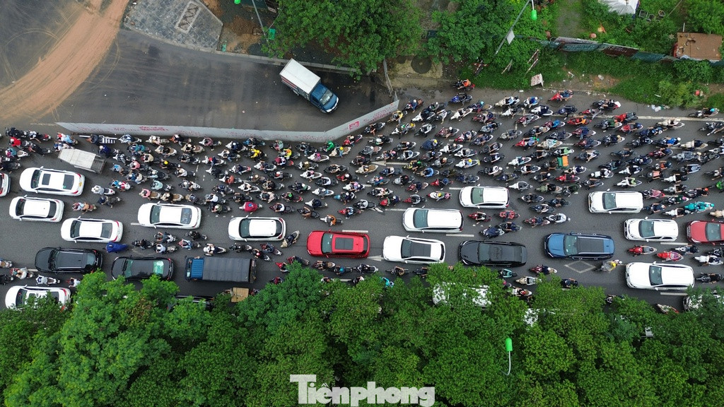 Ô tô, xe máy đứng im do ùn tắc kéo dài được ghi nhận từ trên cao.