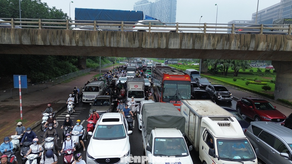 Không chỉ phần đường gom của đại lộ Thăng Long mà đường Lê Quang Đạo hướng sân vận động Mỹ Đình dẫn về nút giao cũng ùn tắc kéo dài.