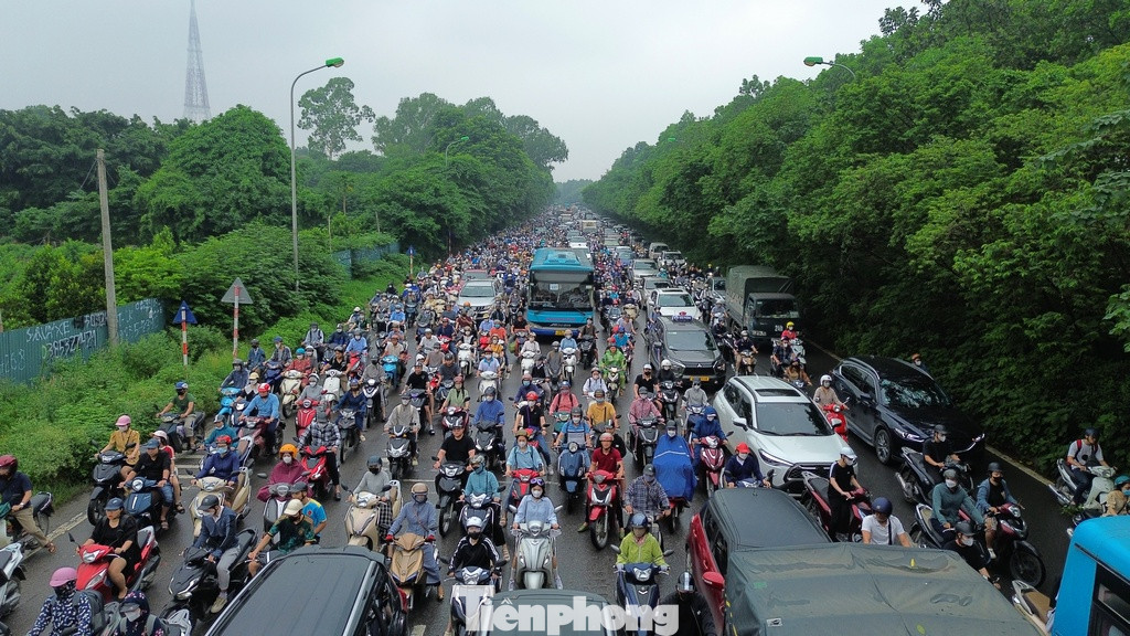 Tuy nhiên tình trạng ùn tắc kéo dài hàng cây số tại phần đường gom đại lộ Thăng Long hướng về phía trung tâm thành phố vẫn thường xuyên diễn ra vào thời điểm đầu giờ sáng.