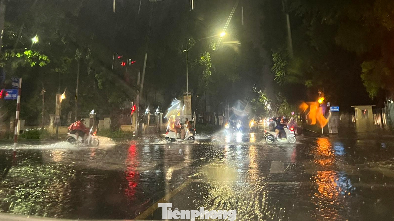 Đợt mưa này có khả năng sẽ gây ngập úng cho nhiều tuyến phố nội thành với độ sâu phổ biến từ 15 - 25cm. Đáng chú ý một số tuyến phố có khả năng ngập sâu hơn với độ sâu từ 20 - 40cm. Đợt mưa này có khả năng sẽ gây ngập úng cho nhiều tuyến phố nội thành với độ sâu phổ biến từ 15 - 25cm. Đáng chú ý một số tuyến phố có khả năng ngập sâu hơn với độ sâu từ 20 - 40cm.