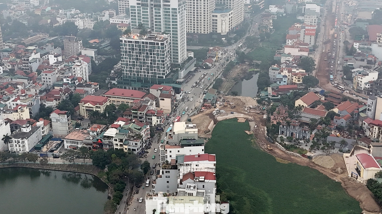 Đoạn đường Xuân Diệu có hình cong với 2 đầu đều tiếp nối với đường Âu Cơ (một đoạn khu vực gần phố Từ Hoa, đầu còn lại gần đường Tô Ngọc Vân).