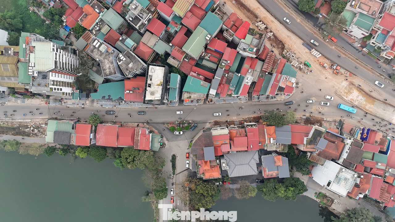 Đoạn đường Xuân Diệu có hình cong với 2 đầu đều tiếp nối với đường Âu Cơ (một đoạn khu vực gần phố Từ Hoa, đầu còn lại gần đường Tô Ngọc Vân).