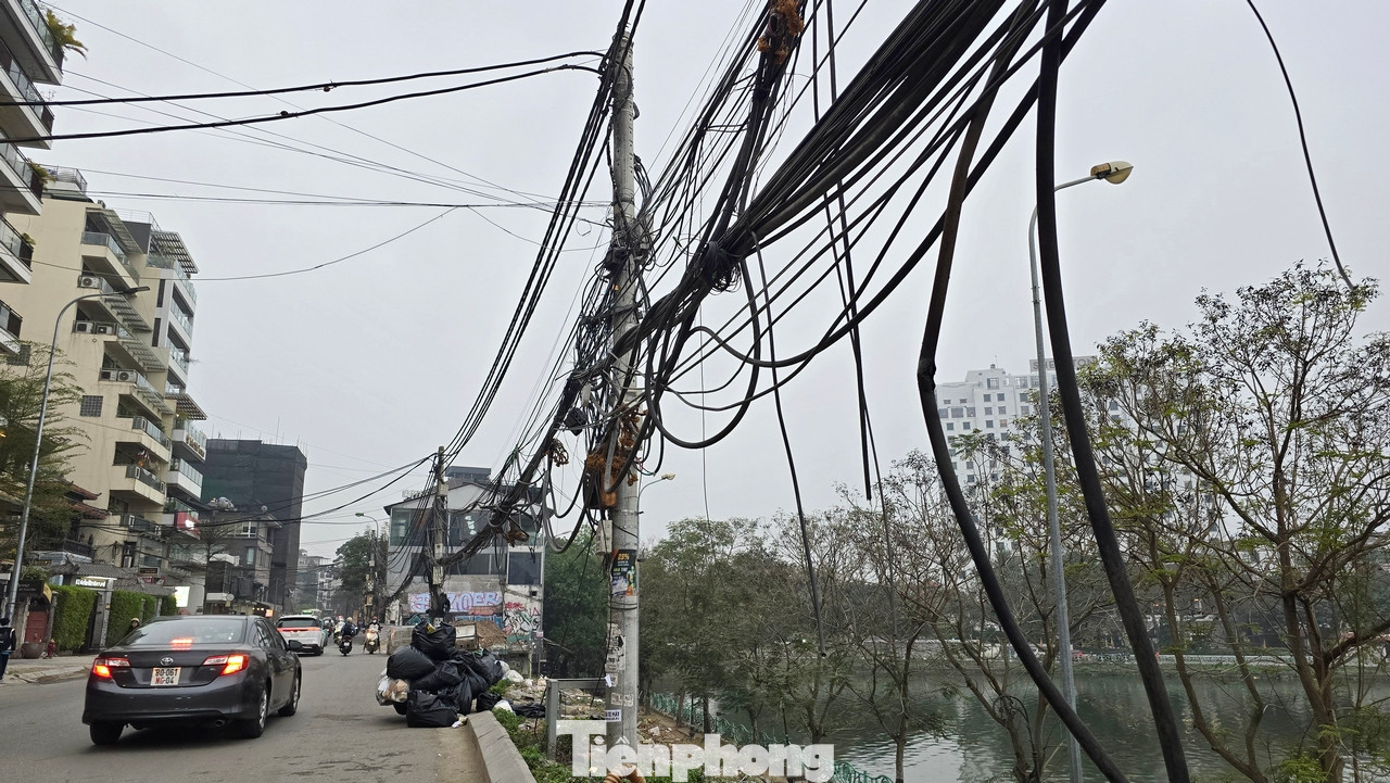 Dây điện lòng thòng như "bẫy" người đi đường.