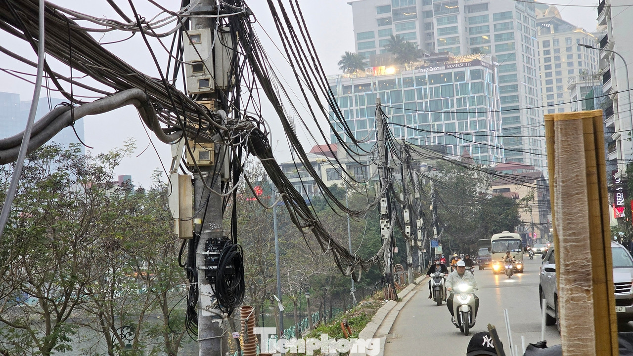 Dây điện lòng thòng như "bẫy" người đi đường.