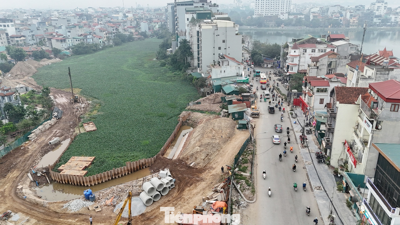 Theo UBND quận Tây Hồ, để thực hiện dự án, quận đã phê duyệt phương án bồi thường hỗ trợ và tái định cư cho 159 trường hợp. Tổng số tiền bồi thường hỗ trợ đã phê duyệt là hơn 123 tỉ đồng (số tiền đã chi trả là hơn 90 tỉ đồng). Tổng số hộ đã bàn giao mặt bằng là 148/159 trường hợp. Vướng mắc chính của dự án là hiện còn tồn tại 11 trường hợp chưa bàn giao mặt bằng (nằm toàn bộ phía kè hồ Tây với diện tích đất thu hồi 712,02m2) và bố trí tái định cư cho 9 trường hợp với 12 căn.