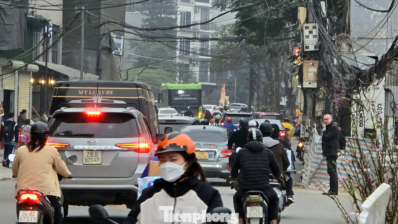 Tuyến đường thường xuyên lâm vào tình trạng ùn tắc bất cứ thời điểm nào trong ngày, một phần là do ảnh hưởng của công trường hạ đê tuyến đường Âu Cơ.