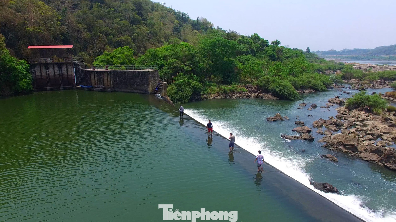 Công trình này được một kiến trúc sư người Pháp thiết kế vào năm 1917, đến năm 1924 bắt đầu xây dựng và hoàn thành vào năm 1932 bởi công sức của hàng vạn người dân Phú Yên thời đó.