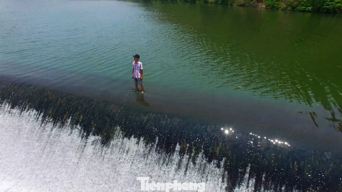 Đập Đồng Cam được xếp vào những địa danh còn nguyên sơ và hấp dẫn, thu hút đông đảo khách du lịch đến đây khám phá và trải nghiệm.