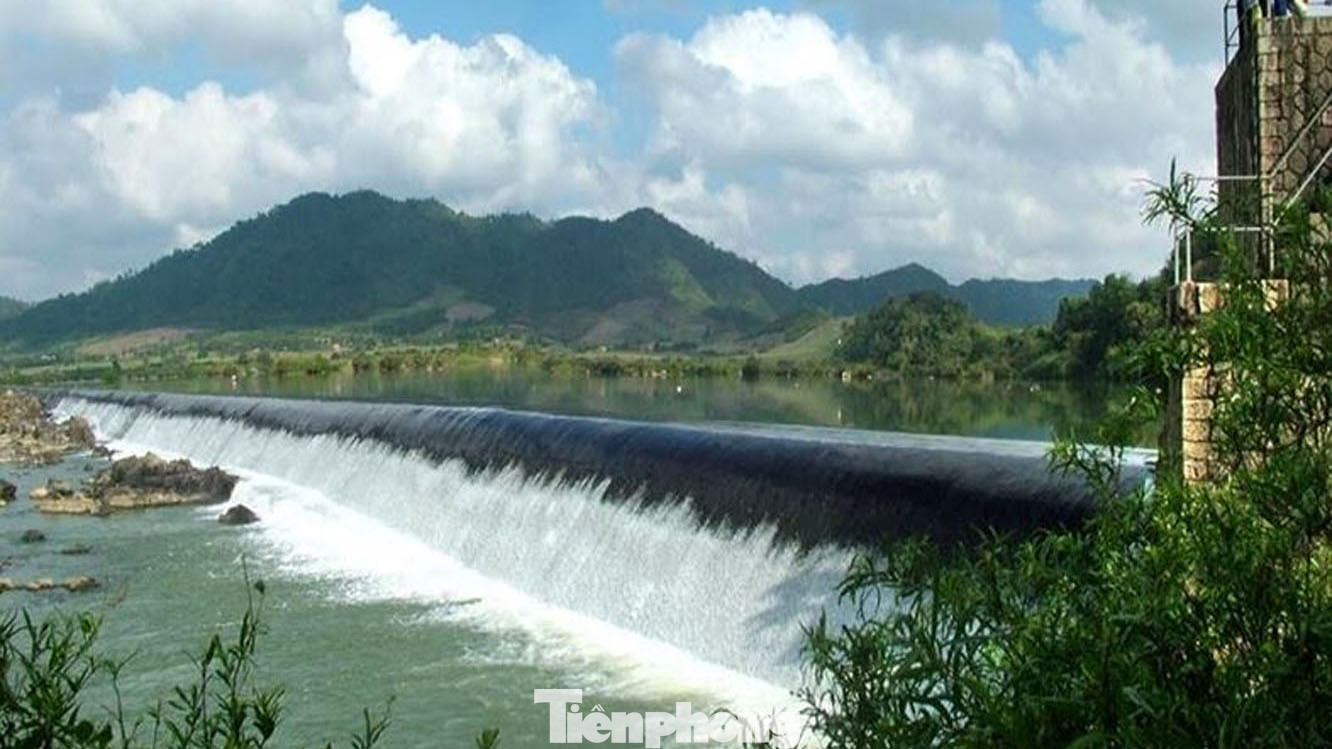 Đập Đồng Cam là một địa danh tại huyện Phú Hòa, tỉnh Phú Yên. Với vị trí nằm sâu trong một vùng rừng núi, đập tách biệt hẳn so với các khu du lịch nổi tiếng của Phú Yên nhưng vẫn có sức hấp dẫn mạnh mẽ với khách du lịch.