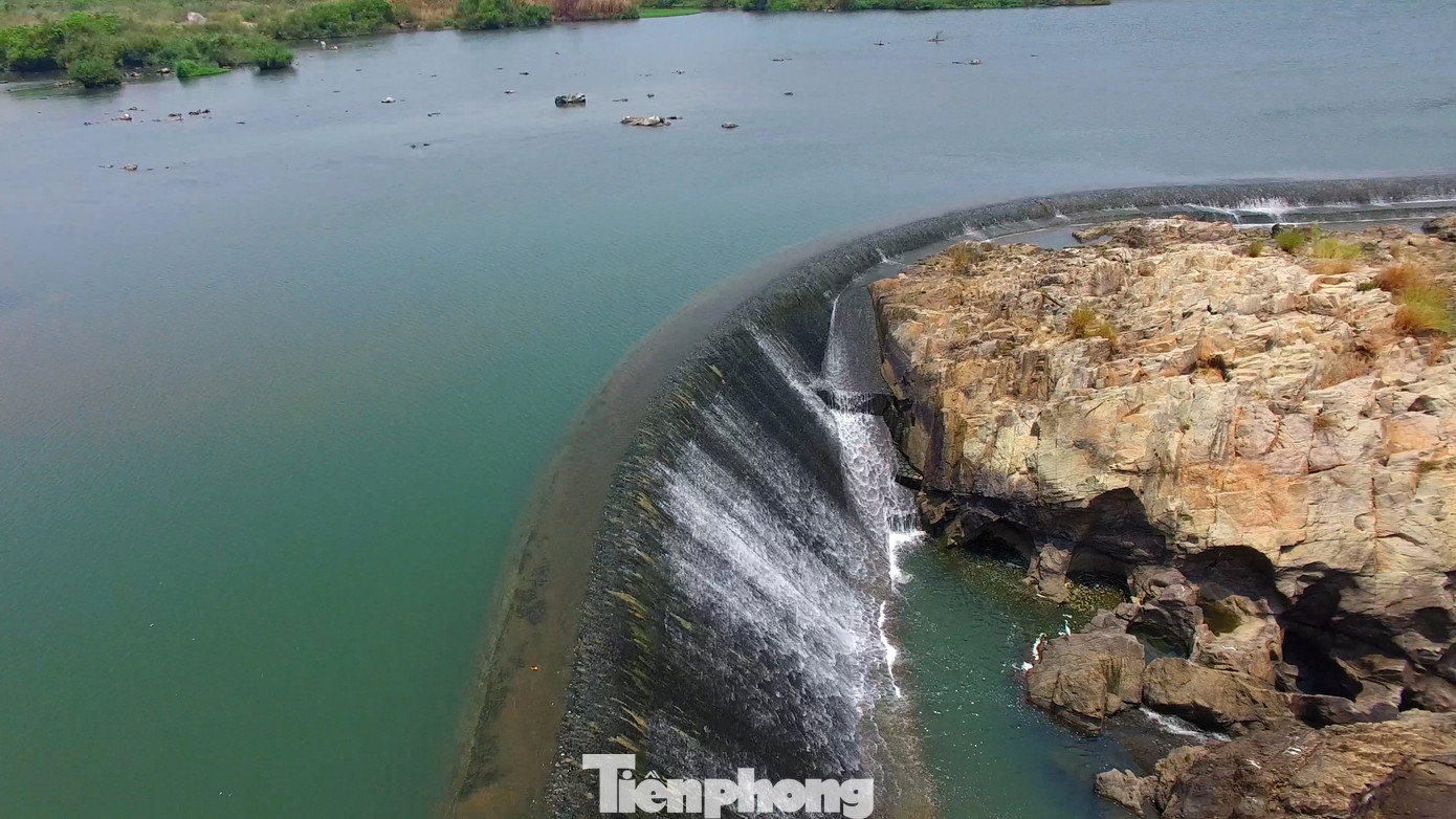 Đập Đồng Cam nối liền hai dãy núi cao Trù Các và Qui Hậu tạo nên thế sơn thủy hữu tình. Phía trên của đập là một hồ nước nhỏ chảy xuống làm thác, bọt trắng xóa phả vào những phiến đá.