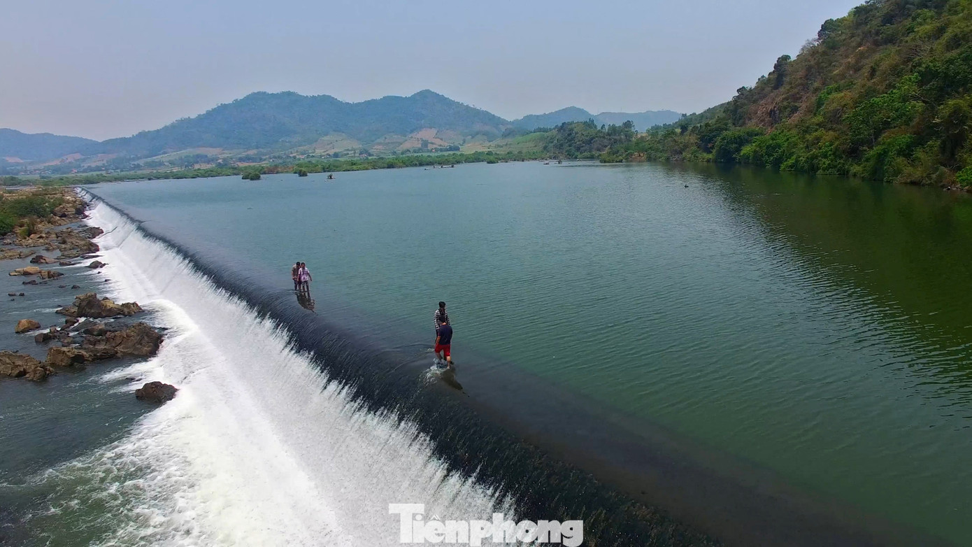 Những phiến đá có nhiều hình thù khác nhau, nhấp nhô lên trên dòng nước làm ta liên tưởng tới những “hòn đảo” thu nhỏ.