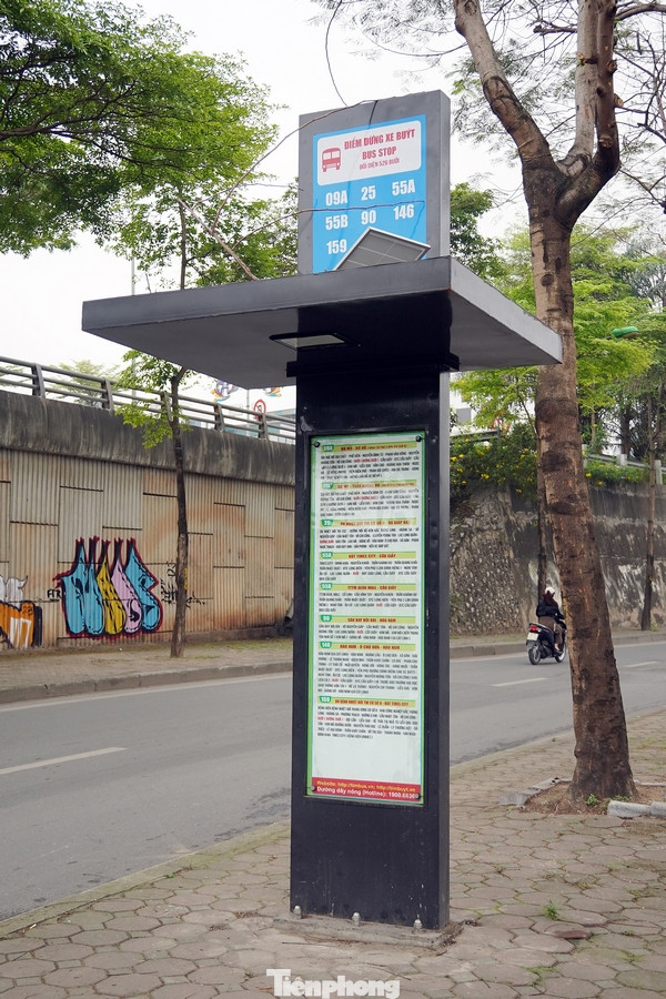 Trên trục đường Bưởi (dọc sông Tô Lịch), những điểm chờ xe buýt được Hà Nội lắp đặt mới.