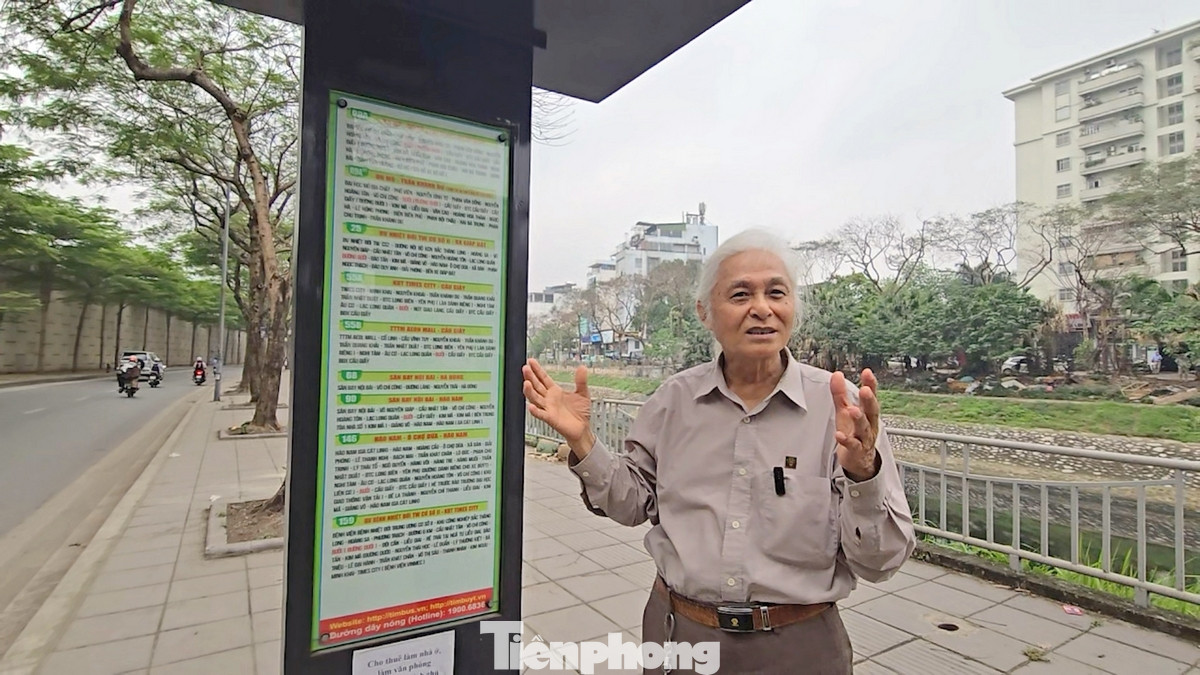 "Tôi rất hoan nghênh Hà Nội cho triển khai những cột thông tin và điểm chờ xe buýt như thế này, thông tin rõ ràng với hành trình các chuyến đi, cột thiết kế hiện đại. Tuy nhiên nếu được lắp đặt thêm bảng điện tử nhỏ chỉ dẫn thời gian di chuyển và dự kiến xe đến nữa thì rất thích hợp với giao thông đô thị văn minh". Ông Trần Đình Tuấn - kiến trúc sư, hành khách thường xuyên di chuyển bằng xe buýt chia sẻ.