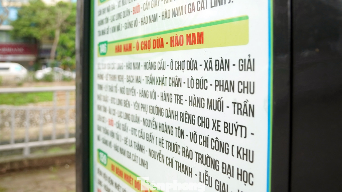 Thông tin và hành trình các tuyến xe buýt có lộ trình qua đây đều được in đầy đủ trên bảng thông tin.