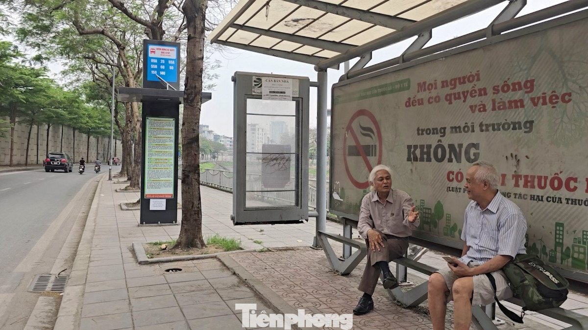 "Tôi rất hoan nghênh Hà Nội cho triển khai những cột thông tin và điểm chờ xe buýt như thế này, thông tin rõ ràng với hành trình các chuyến đi, cột thiết kế hiện đại. Tuy nhiên nếu được lắp đặt thêm bảng điện tử nhỏ chỉ dẫn thời gian di chuyển và dự kiến xe đến nữa thì rất thích hợp với giao thông đô thị văn minh". Ông Trần Đình Tuấn - kiến trúc sư, hành khách thường xuyên di chuyển bằng xe buýt chia sẻ.