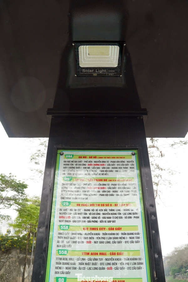 Trên khu vực bảng thông tin hành trình chuyến đi, đèn led với công nghệ ánh sáng mặt trời được lắp đặt để chiếu sáng vào ban đêm.