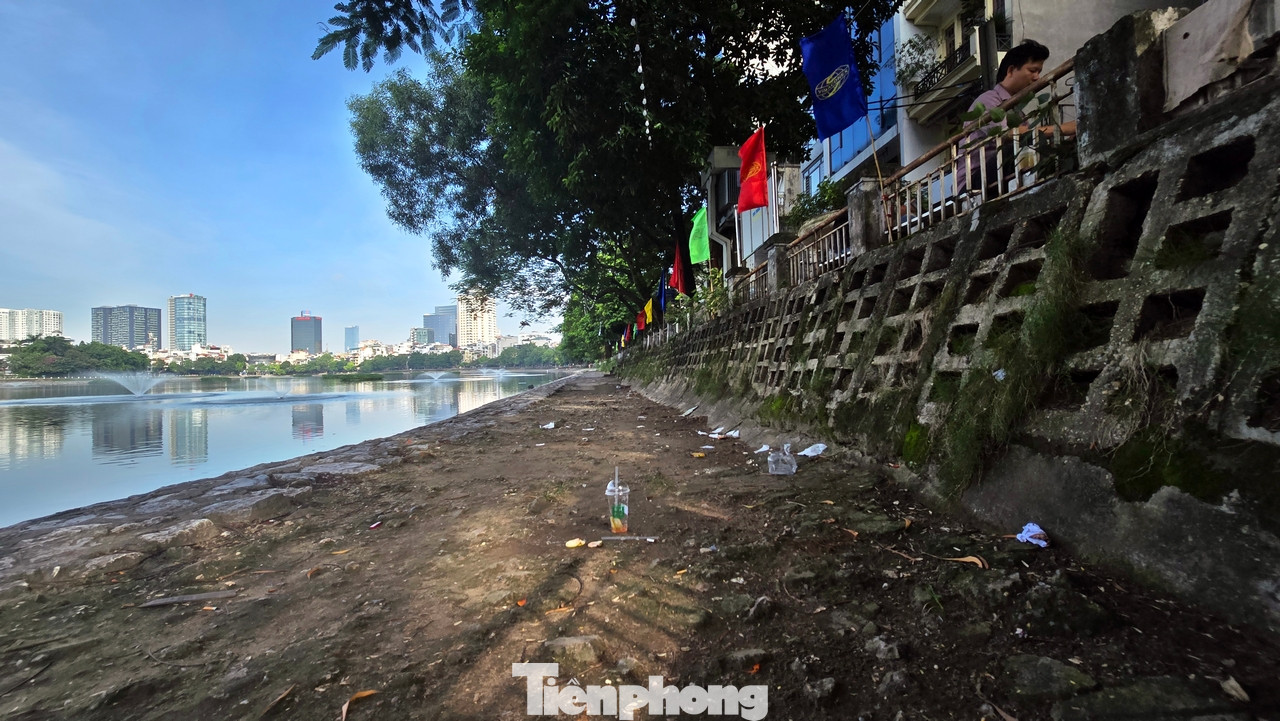 Hiện tại, nhiều hạng mục, công trình phụ trợ quanh hồ Đống Đa đang xuống cấp nghiêm trọng, nhếch nhác và mất vệ sinh.