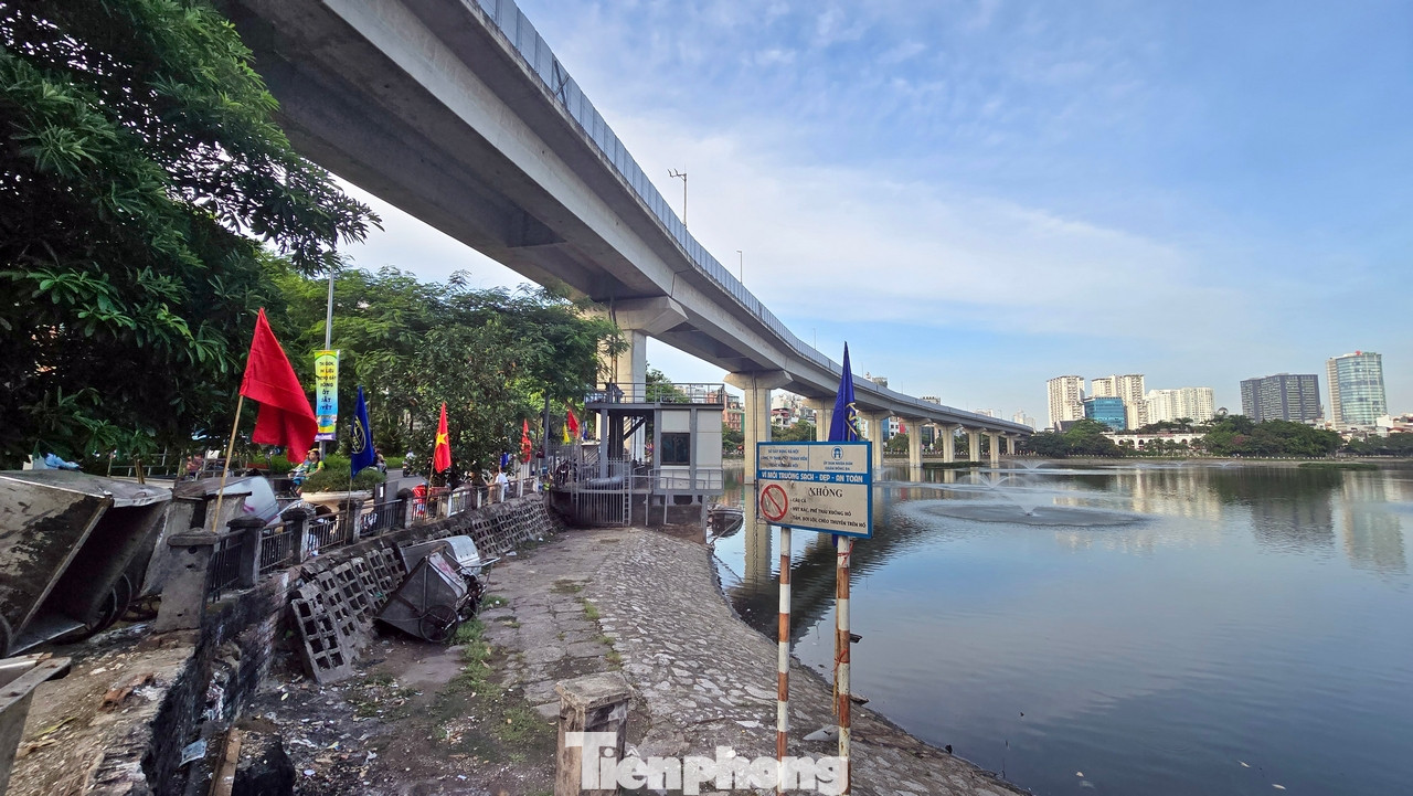 Hồ Đống Đa nằm ở vị trí trung tâm quận có diện tích mặt hồ khoảng 13,3ha, chu vi hồ trên 2.100m. Phía Đông và Đông Nam là tuyến đường Hoàng Cầu nối từ đường Láng đến Đê La Thành đi qua và chạy vòng quanh hồ là tuyến đường Đặng Tiến Đông - Mai Anh Tuấn. Các tuyến phố xung quanh hồ Đống Đa có chiều dài 1.270m với mặt cắt ngang hiện trạng 6,5m.