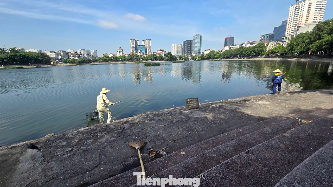 Cảnh quan, môi trường xuống cấp và ô nhiễm khiến công nhân vệ sinh thường xuyên dọn dẹp cũng không xuể.