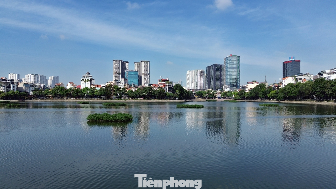 Bên cạnh đó, thay thế hệ thống chiếu sáng hiện trạng trên bằng hệ thống đèn LED và bổ sung hệ thống chiếu sáng cho đường dạo dưới. Bổ sung các điểm nhấn cảnh quan (sân khấu và khán đài ngoài trời) đua ra phía hồ bằng phương án sử dụng hệ dầm sàn bê tông cốt thép trên nền cọc bê tông cốt thép dự ứng lực, không làm thay đổi diện tích và dung tích mặt hồ. Đối với các trang thiết bị cảnh quan gồm: ghế ngồi, thùng rác, thiết bị thể dục thể thao, thiết bị vui chơi trẻ em, giàn hoa, mái che cảnh quan, hệ thống đài phun nước âm sàn, máy phát điện, nhà vệ sinh...