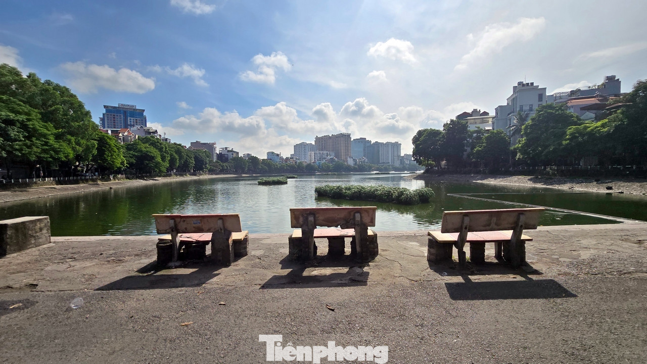 Nhiều ghế đá bị hỏng phải dùng gạch để gia cố xuất hiện quanh hồ Hoàng Cầu.