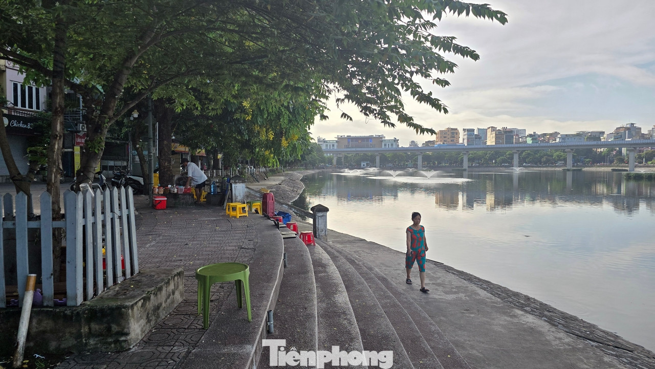 Nhiều hộ kinh doanh khu vực phố Mai Anh Tuấn thường xuyên lấn chiếm vỉa hè, bờ hồ để kinh doanh nước giải khát và ăn uống.