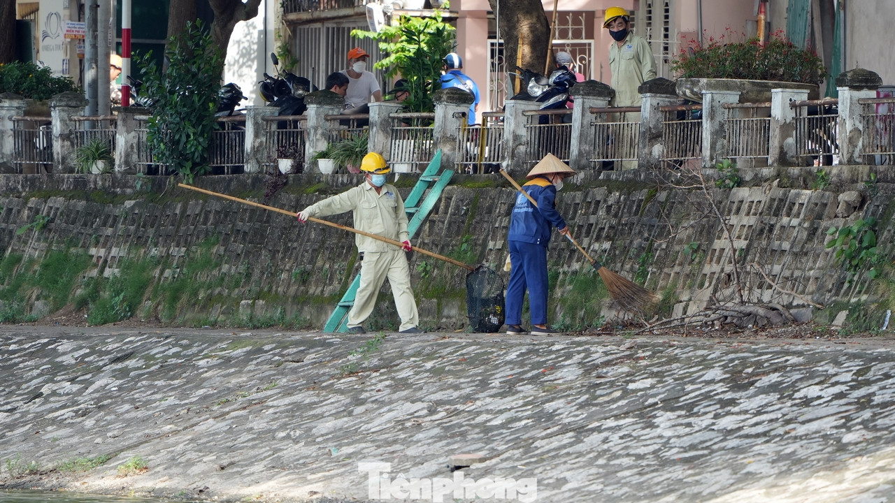 Cảnh quan, môi trường xuống cấp và ô nhiễm khiến công nhân vệ sinh thường xuyên dọn dẹp cũng không xuể.