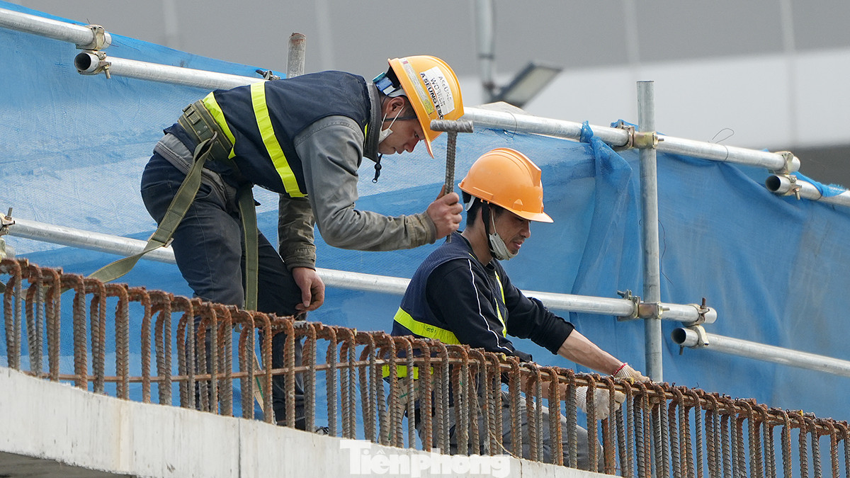 Hiện các nhà thầu đang khẩn trương hoàn thiện những công việc cuối như lắp đặt hệ thống lan can cầu, thảm nhựa mặt cầu cũng như lắp hệ thống đèn chiếu sáng. Hiện các nhà thầu đang khẩn trương hoàn thiện những công việc cuối như lắp đặt hệ thống lan can cầu, thảm nhựa mặt cầu cũng như lắp hệ thống đèn chiếu sáng.