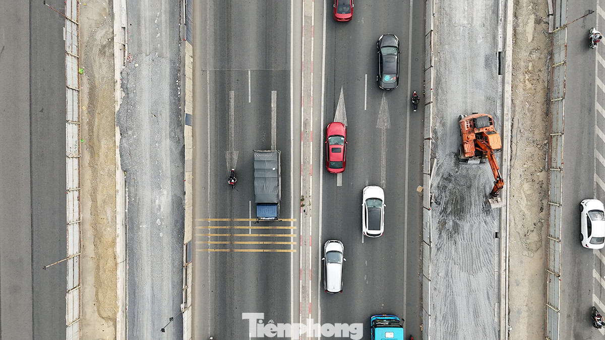 Hai cầu vượt thép chạy song song với cầu cũ trên trục đường vành đai 3 của Thủ đô. Theo phương án được phê duyệt, mỗi bên cầu vượt Mai Dịch sẽ được xây dựng một đơn nguyên cầu đô thị rộng hơn 7,7 m gồm một làn xe cơ giới (3,5 m) và một làn xe hỗn hợp (3 m), còn lại là dải an toàn và bó vỉa. Hai cầu vượt thép chạy song song với cầu cũ trên trục đường vành đai 3 của Thủ đô. Theo phương án được phê duyệt, mỗi bên cầu vượt Mai Dịch sẽ được xây dựng một đơn nguyên cầu đô thị rộng hơn 7,7 m gồm một làn xe cơ giới (3,5 m) và một làn xe hỗn hợp (3 m), còn lại là dải an toàn và bó vỉa.