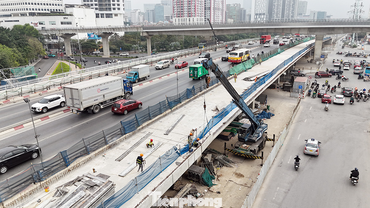 Nhằm tăng năng lực kết nối của cầu Mai Dịch với đường Vành đai 3 trên cao và để giảm ùn tắc, Hà Nội cho xây dựng 2 cầu vượt thép song song với cầu vượt Mai Dịch từ đầu năm 2023. Có tổng mức đầu tư hơn 340 tỷ đồng. Nhằm tăng năng lực kết nối của cầu Mai Dịch với đường Vành đai 3 trên cao và để giảm ùn tắc, Hà Nội cho xây dựng 2 cầu vượt thép song song với cầu vượt Mai Dịch từ đầu năm 2023. Có tổng mức đầu tư hơn 340 tỷ đồng.