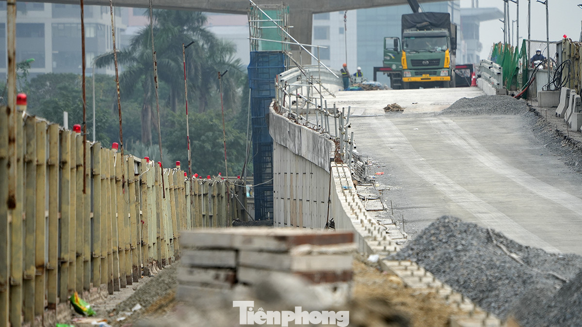 Hiện các nhà thầu đang khẩn trương hoàn thiện những công việc cuối như lắp đặt hệ thống lan can cầu, thảm nhựa mặt cầu cũng như lắp hệ thống đèn chiếu sáng. Hiện các nhà thầu đang khẩn trương hoàn thiện những công việc cuối như lắp đặt hệ thống lan can cầu, thảm nhựa mặt cầu cũng như lắp hệ thống đèn chiếu sáng.