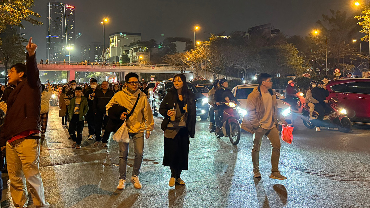 Người dân háo hức đến để thưởng thức màn trình diễn ánh sáng trên bầu trời có một không hai.