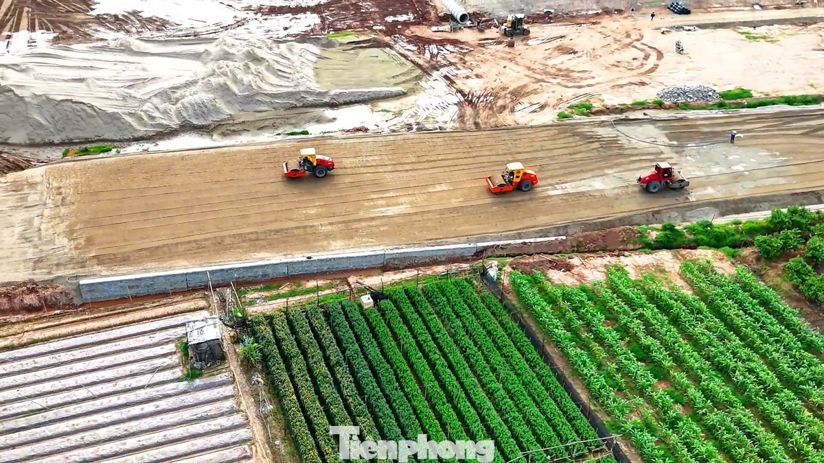 Toàn tuyến đường 23km này chủ yếu trên đất nông nghiệp nên công tác triển khai thi công có phần thuận lợi do không mất thời gian giải phóng mặt bằng. Toàn tuyến đường 23km này chủ yếu trên đất nông nghiệp nên công tác triển khai thi công có phần thuận lợi do không mất thời gian giải phóng mặt bằng.