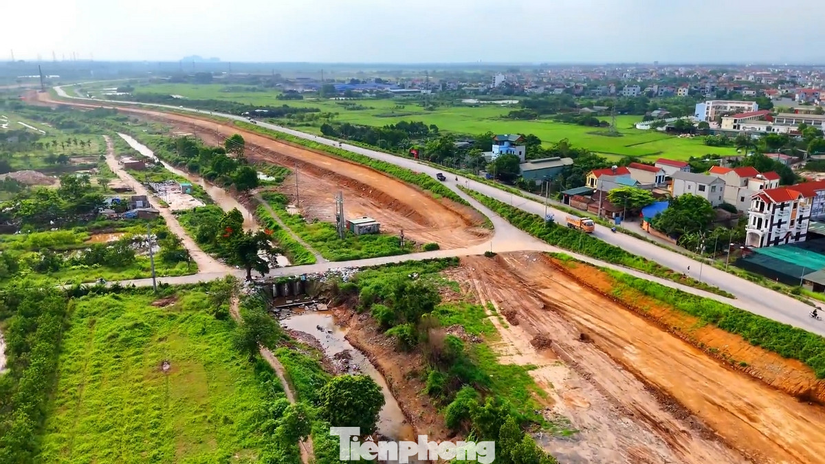 Một đoạn đường ôm theo chân đê trên địa bàn huyện Hoài Đức. Một đoạn đường ôm theo chân đê trên địa bàn huyện Hoài Đức.