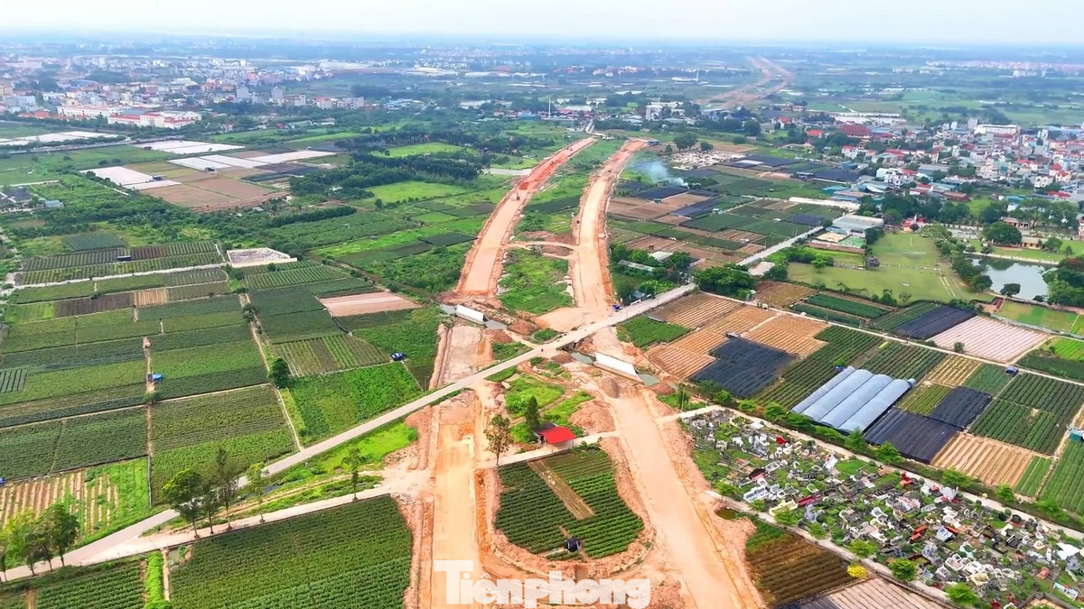 Đường Vành đai 4 khu vực chạy qua huyện Đan Phượng và Hoài Đức phải triển khai các cống ngầm do đi qua nhiều kênh nước tưới tiêu nông nghiệp. Đường Vành đai 4 khu vực chạy qua huyện Đan Phượng và Hoài Đức phải triển khai các cống ngầm do đi qua nhiều kênh nước tưới tiêu nông nghiệp.