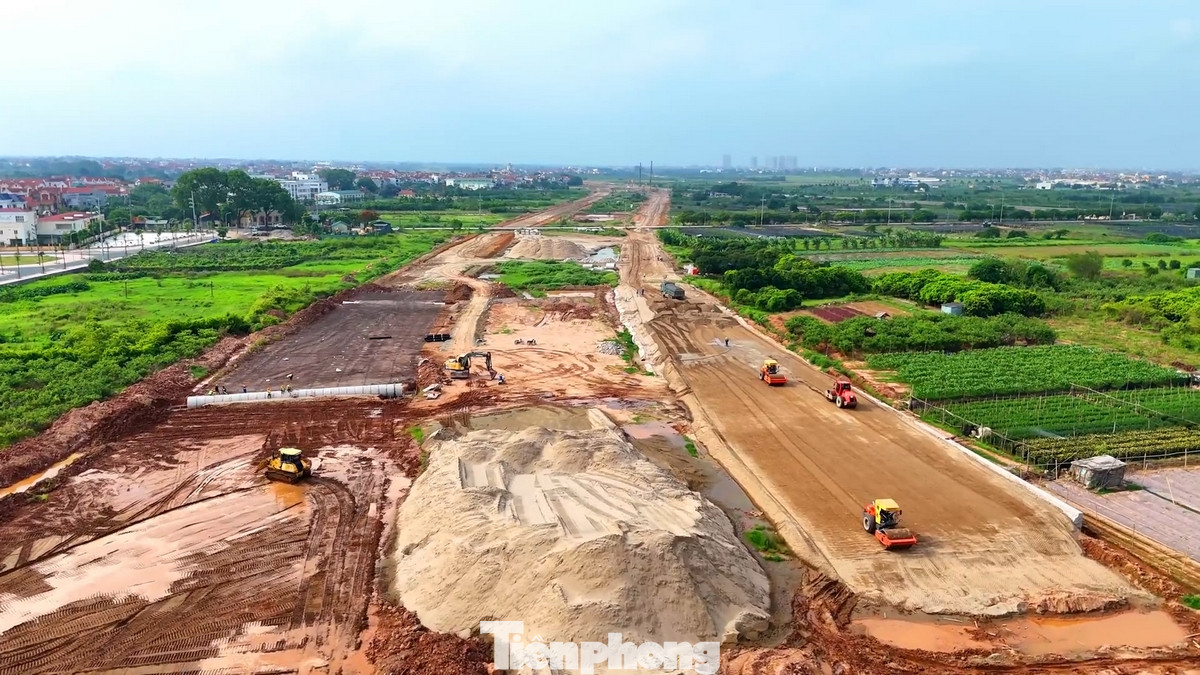 Hàng trăm công nhân và trang thiết bị máy móc khẩn trương thi công trên công trường đường Vành đai 4 vùng Thủ đô khu vực phía Tây thành phố Hà Nội. Hàng trăm công nhân và trang thiết bị máy móc khẩn trương thi công trên công trường đường Vành đai 4 vùng Thủ đô khu vực phía Tây thành phố Hà Nội.