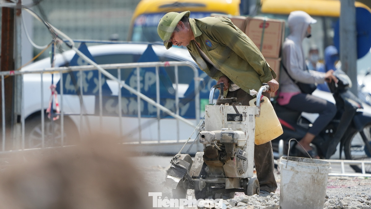 Công nhân đang nỗ lực làm việc dù thời tiết nắng nóng gay gắt để đảm bảo tiến độ của nhà thầu. Dự kiến tháng 8 sẽ xong hạng mục cầu đỡ và tiến hành thi công hạng mục hầm kín nằm dưới đường sắt bên dưới ga Giáp Bát. Công nhân đang nỗ lực làm việc dù thời tiết nắng nóng gay gắt để đảm bảo tiến độ của nhà thầu. Dự kiến tháng 8 sẽ xong hạng mục cầu đỡ và tiến hành thi công hạng mục hầm kín nằm dưới đường sắt bên dưới ga Giáp Bát.