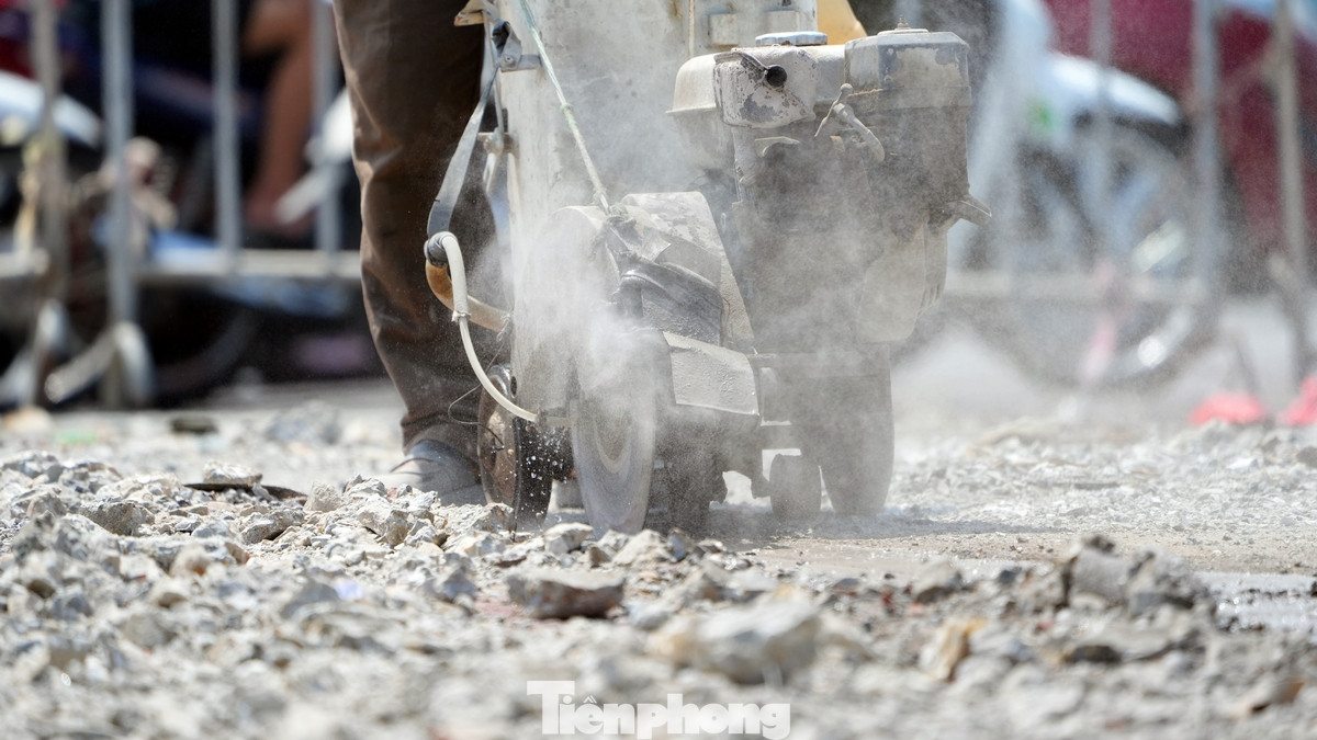 Công nhân đang nỗ lực làm việc dù thời tiết nắng nóng gay gắt để đảm bảo tiến độ của nhà thầu. Dự kiến tháng 8 sẽ xong hạng mục cầu đỡ và tiến hành thi công hạng mục hầm kín nằm dưới đường sắt bên dưới ga Giáp Bát. Công nhân đang nỗ lực làm việc dù thời tiết nắng nóng gay gắt để đảm bảo tiến độ của nhà thầu. Dự kiến tháng 8 sẽ xong hạng mục cầu đỡ và tiến hành thi công hạng mục hầm kín nằm dưới đường sắt bên dưới ga Giáp Bát.