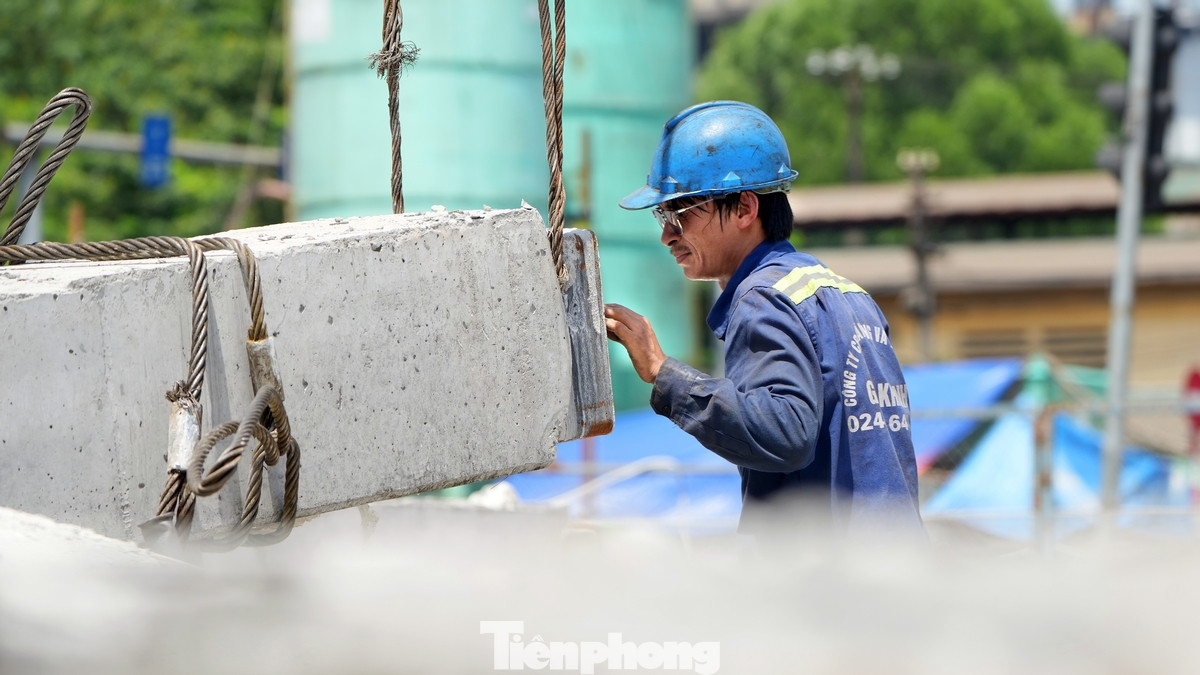 Trên công trường xây dựng với những công việc nặng nhọc nên gần như toàn bộ đều là nam giới. Trên công trường xây dựng với những công việc nặng nhọc nên gần như toàn bộ đều là nam giới.