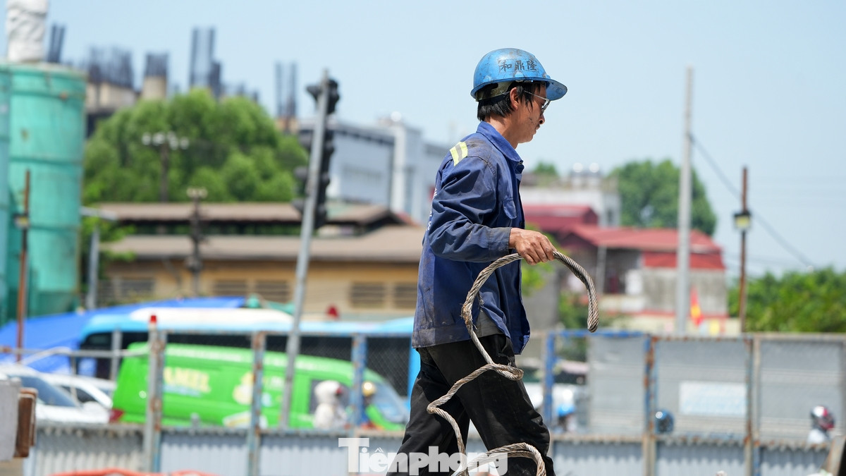 Thời điểm hơn 11 giờ trưa, trên công trường công nhân, kỹ sư vẫn miệt mài làm việc với tinh thần 'vượt nắng, thắng mưa' để hoàn thành tiến độ công việc. Thời điểm hơn 11 giờ trưa, trên công trường công nhân, kỹ sư vẫn miệt mài làm việc với tinh thần 'vượt nắng, thắng mưa' để hoàn thành tiến độ công việc.